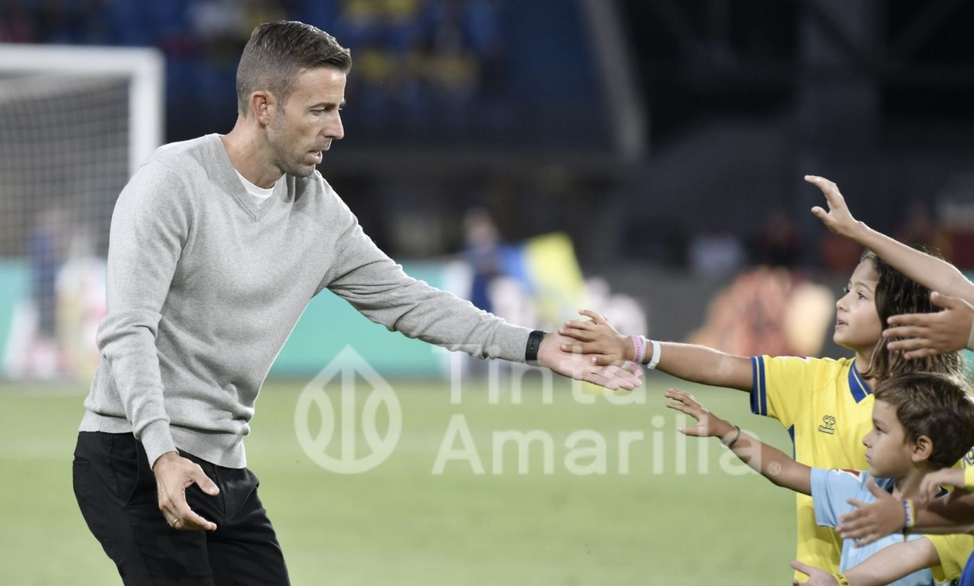Luis García sube al segundo cajón de un podio junto a García Remón