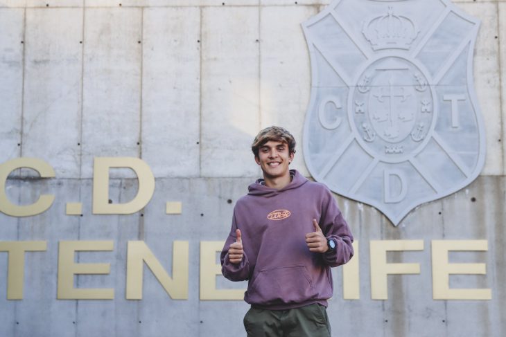 El Tenerife firma contrato profesional a Manu Montero