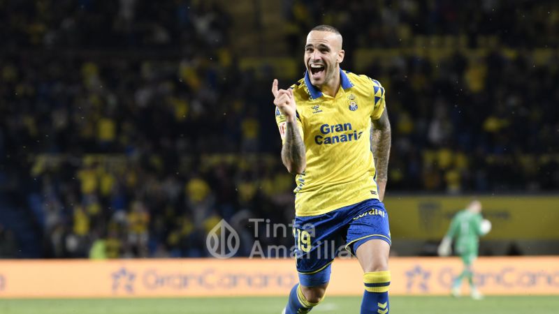 1-0: Sandro hace de Papá Noel para una Feliz Navidad amarilla