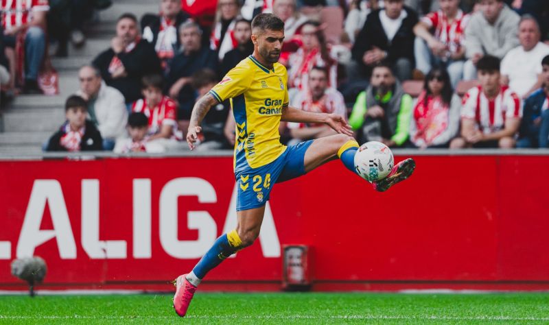 Pejiño, una luciérnaga en la noche futbolística del Molinón