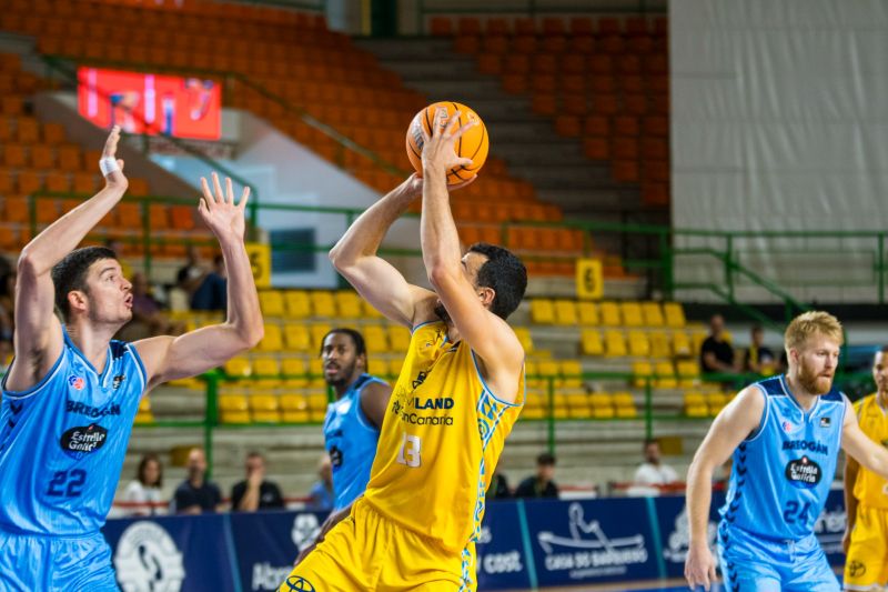 93-90: El Granca logra ante el Breogán su primer triunfo del verano