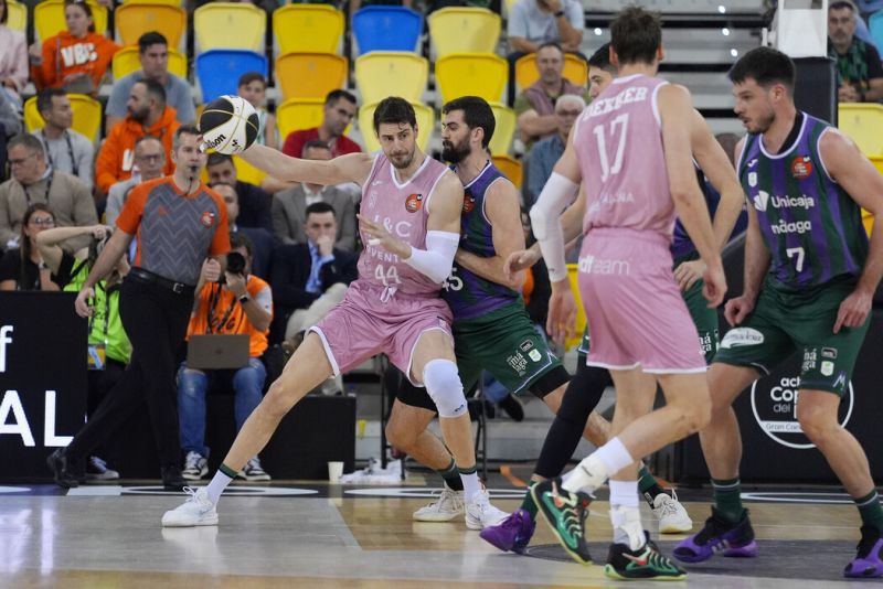 100-83: Un espléndido Málaga desarma al Joventut en la segunda parte