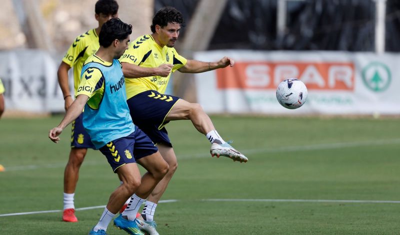 "La UD hace bien con su proyecto continuista, como hicieron Racing y Deportivo"