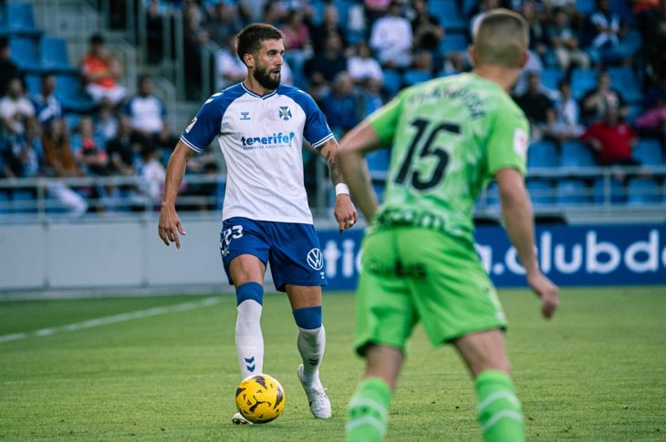 El Tenerife comienza la Liga en Elda