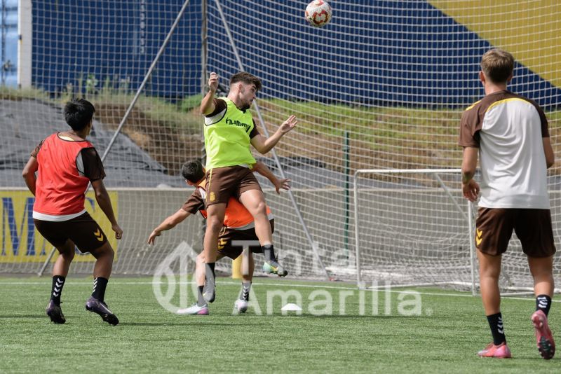 Fotos: El filial se prepara para recibir a un rival con portería intacta