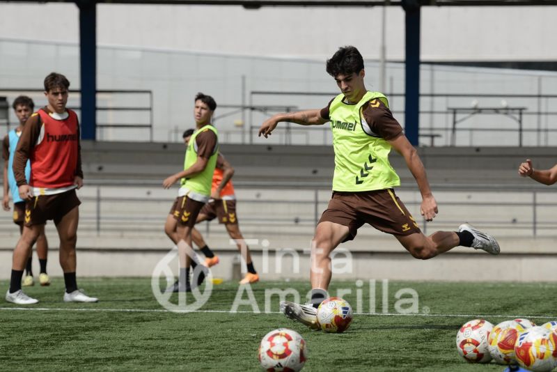 Fotos: El filial se prepara para recibir a un rival con portería intacta