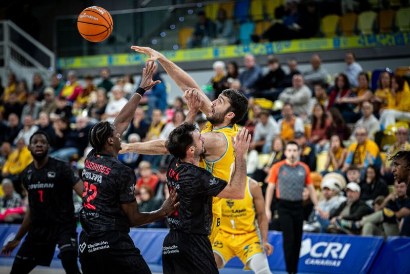 90-85: El Granca se enfunda en mono de trabajo para batir al Granada