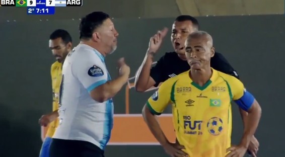 Sessa y Turu Flores juegan juntos en un tenso Brasil-Argentina de showbol