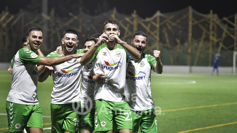 2-1: El Villa, como quien no quiere la cosa, coquetea con el liderato 