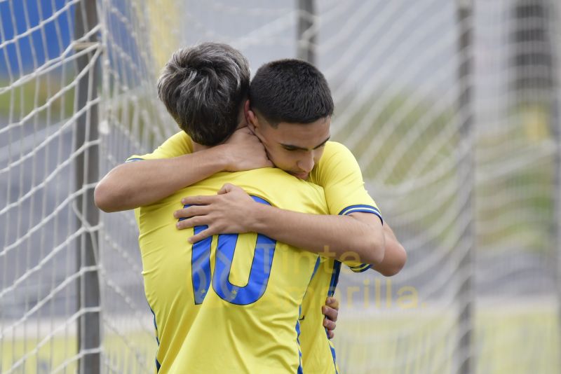 Fotos: El juvenil C de la UD ya tiene a tiro el título de su Liga
