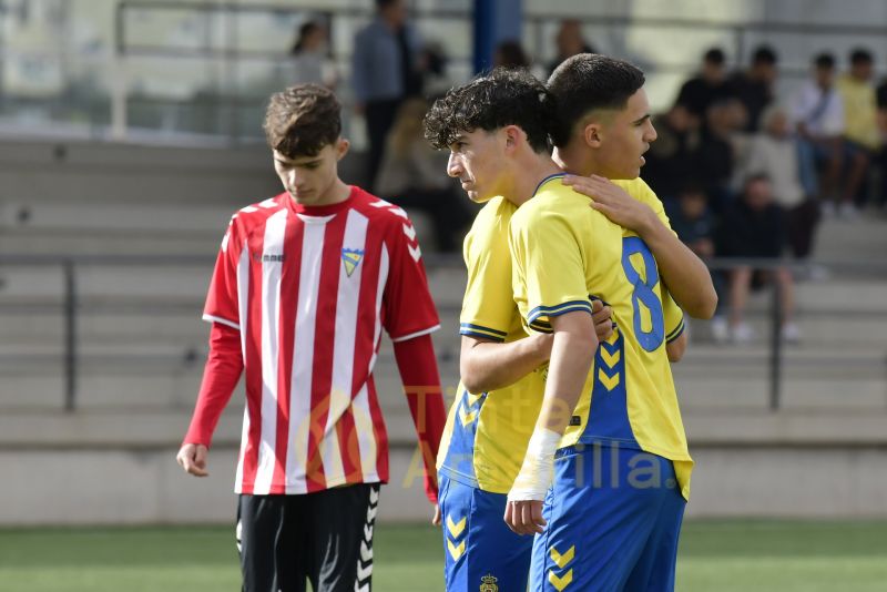 Fotos: El juvenil C de la UD ya tiene a tiro el título de su Liga