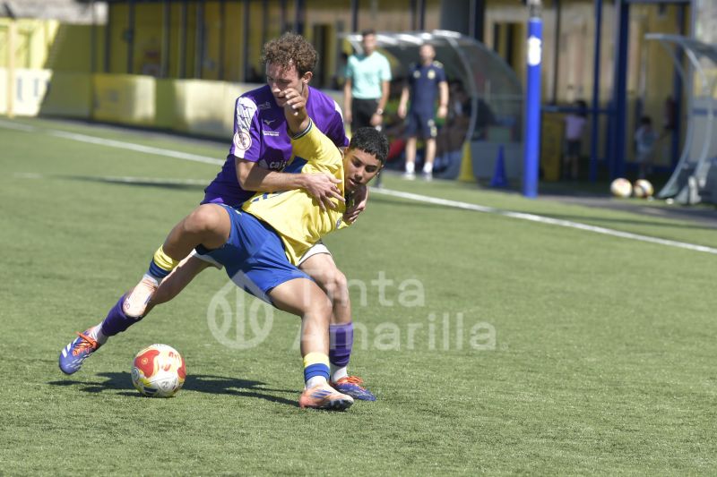 Fotos: El juvenil de la UD se las ingenia para mantener el liderato (3-0)