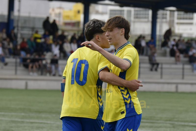 Fotos: El juvenil C de la UD ya tiene a tiro el título de su Liga