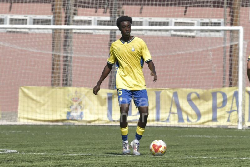 Fotos: El juvenil de la UD se las ingenia para mantener el liderato (3-0)