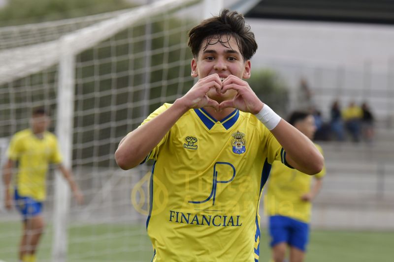 Fotos: El juvenil C de la UD ya tiene a tiro el título de su Liga