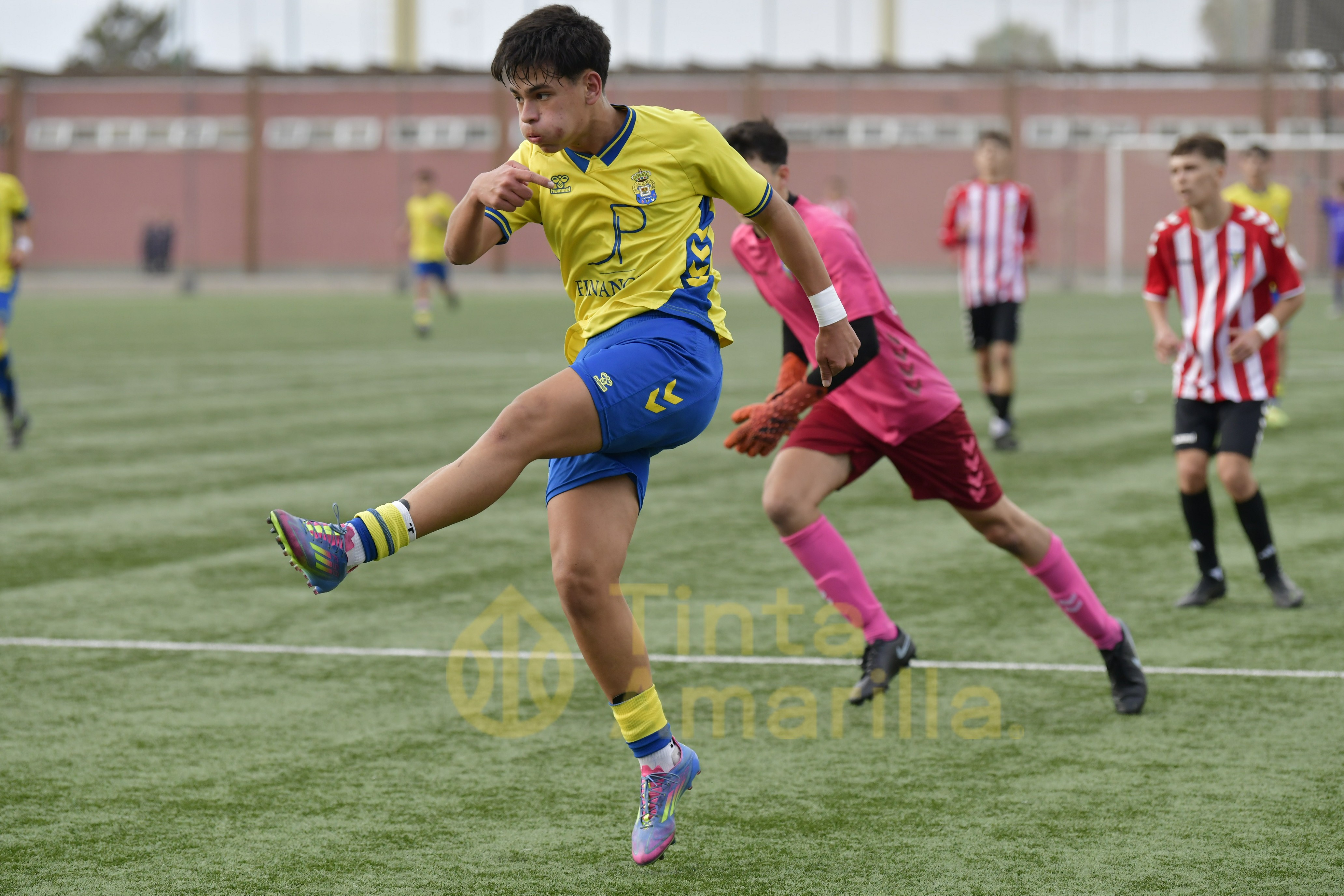Fotos: El juvenil C de la UD ya tiene a tiro el título de su Liga