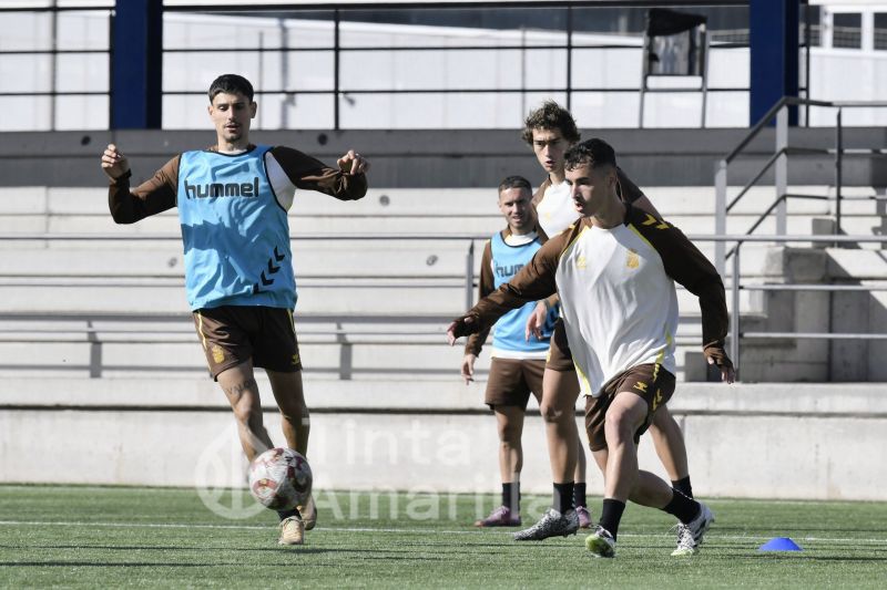 Fotos: Cacho prepara con Las Palmas Atlético el derbi de filiales