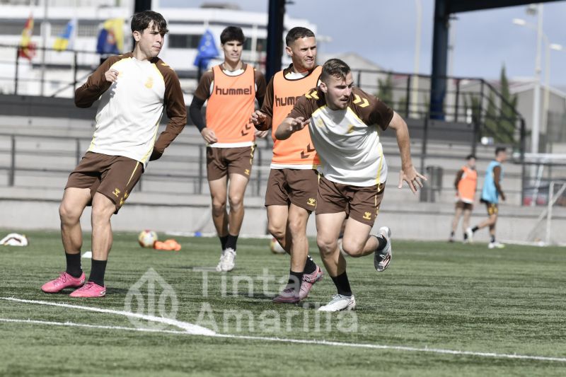 Fotos: Cacho prepara con Las Palmas Atlético el derbi de filiales
