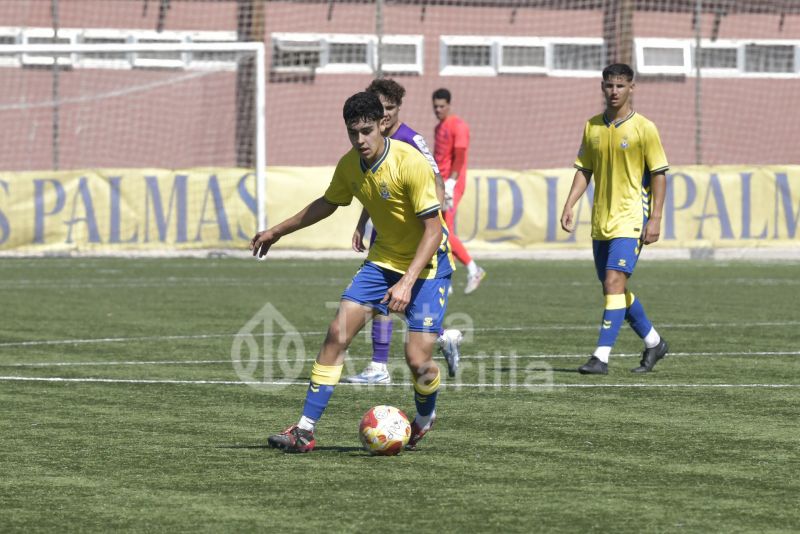 Fotos: El juvenil de la UD se las ingenia para mantener el liderato (3-0)
