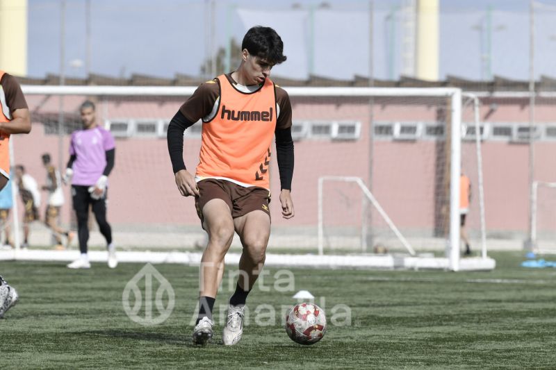 Fotos: Cacho prepara con Las Palmas Atlético el derbi de filiales