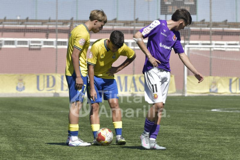 Fotos: El juvenil de la UD se las ingenia para mantener el liderato (3-0)