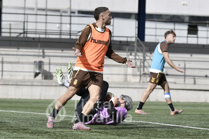 Fotos: Cacho prepara con Las Palmas Atlético el derbi de filiales