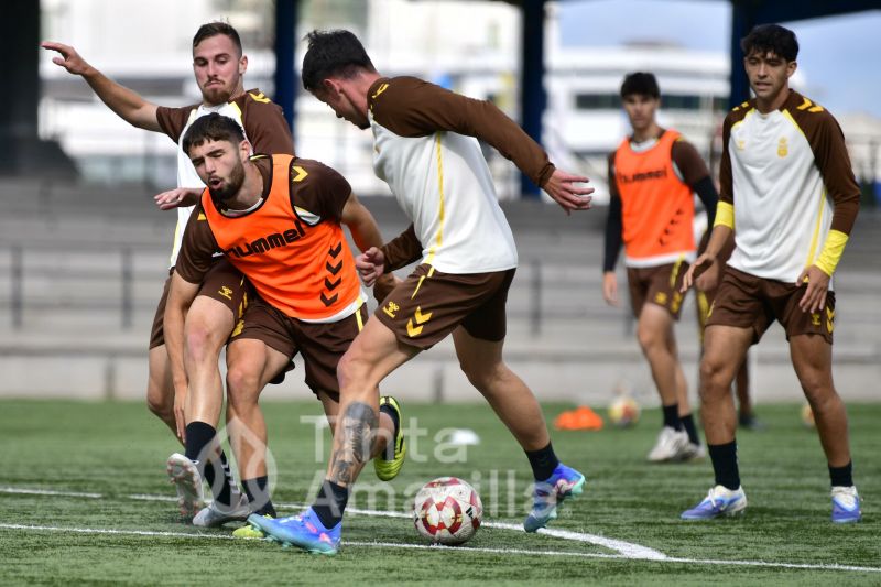 Fotos: Cacho prepara con Las Palmas Atlético el derbi de filiales