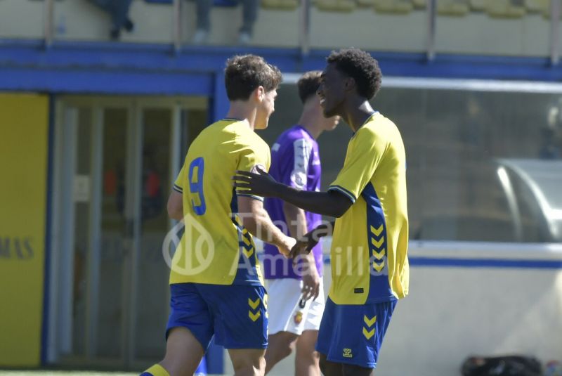 Fotos: El juvenil de la UD se las ingenia para mantener el liderato (3-0)