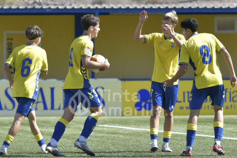Fotos: El juvenil de la UD se las ingenia para mantener el liderato (3-0)