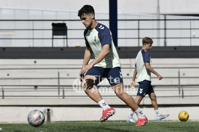 Fotos: Las Palmas C afina para recibir a un histórico