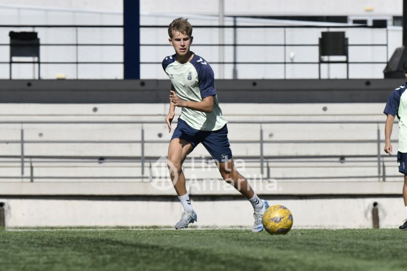 Fotos: Las Palmas C afina para recibir a un histórico