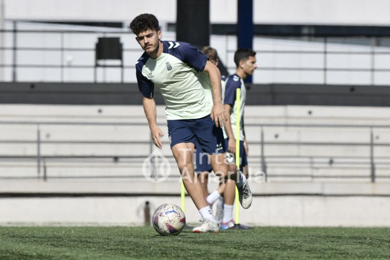 Fotos: Las Palmas C afina para recibir a un histórico