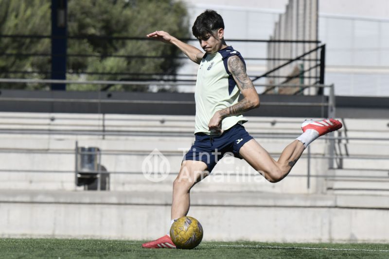 Fotos: Las Palmas C afina para recibir a un histórico