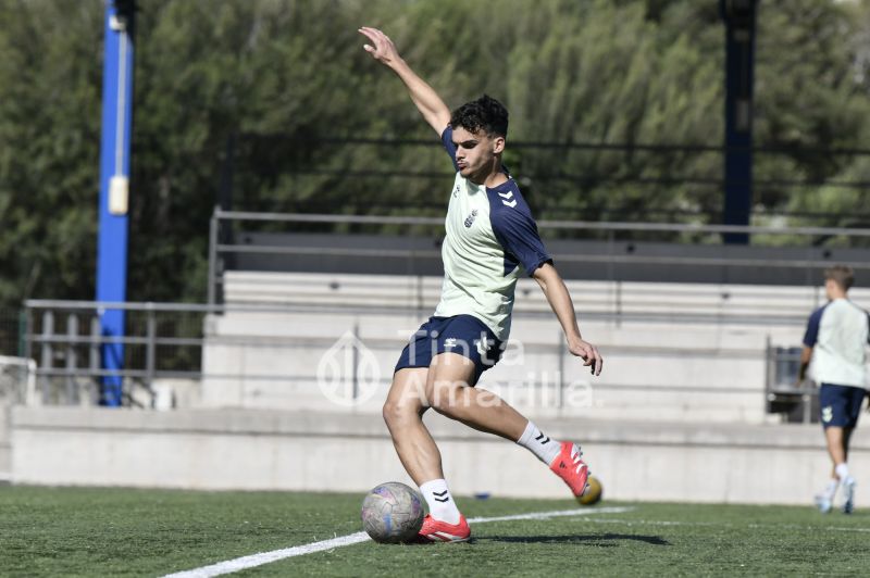 Fotos: Las Palmas C afina para recibir a un histórico