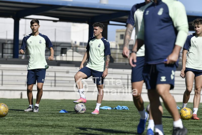 Fotos: Las Palmas C afina para recibir a un histórico