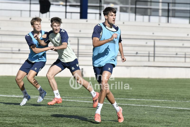 Fotos: Las Palmas C afina para recibir a un histórico