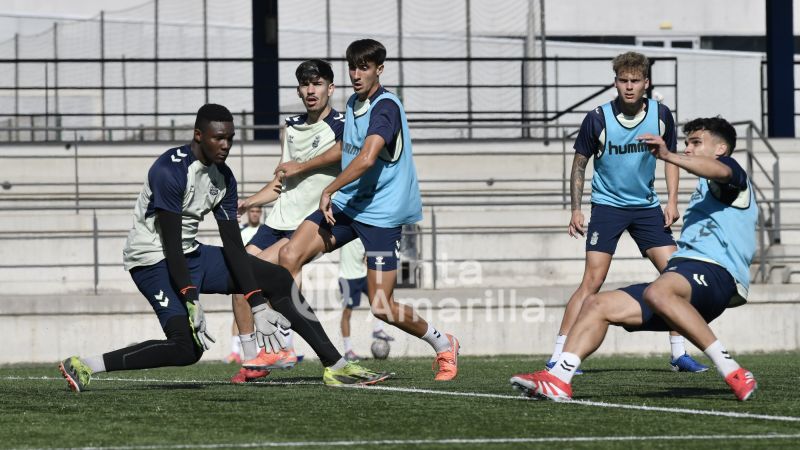 Fotos: Las Palmas C afina para recibir a un histórico