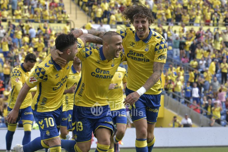 2-1: Las Palmas sabe sufrir y ganar al primero y al colista