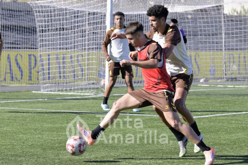 Fotos: Las Palmas C recibe a un histórico club tinerfeño