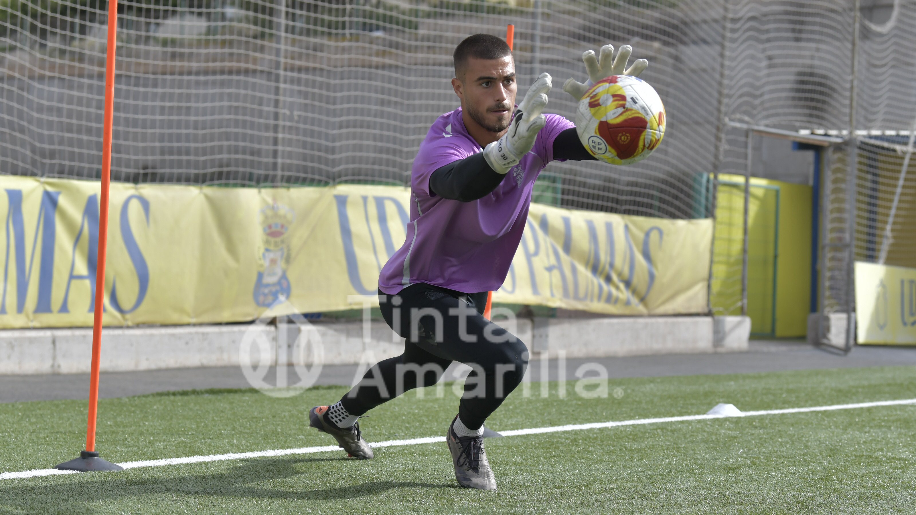 Fotos: Las Palmas Atlético, tras la tercera victoria en Matapiñonera