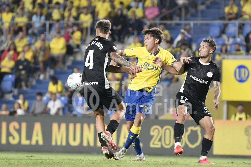 1-1: Las Palmas inicia la era García Fernández con salsa agridulce