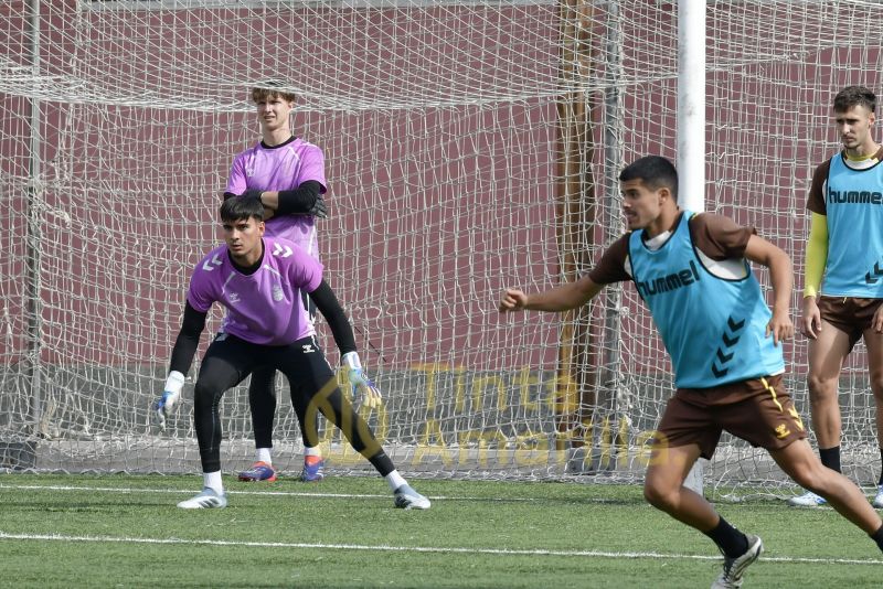 Fotos: Las Palmas C, en compás de espera de una final