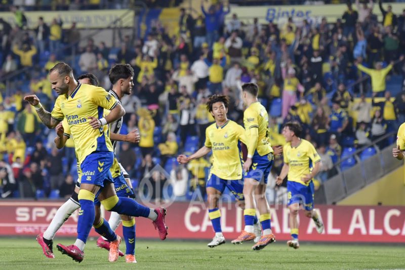 1-1: Las Palmas cambia su receta de juego y empata con un gran líder