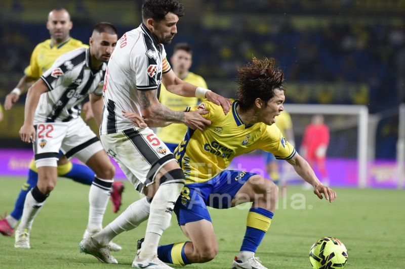 1-1: Las Palmas cambia su receta de juego y empata con un gran líder