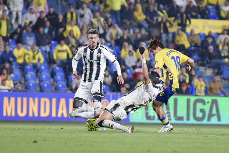 1-1: Las Palmas cambia su receta de juego y empata con un gran líder