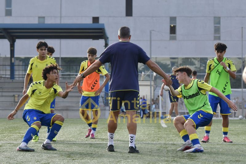 Fotos: El juvenil C de la UD supera al Longueras