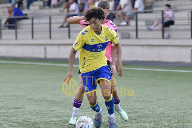 Fotos: El juvenil C de la UD supera al Longueras