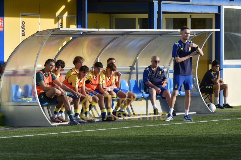 Fotos: El juvenil C de la UD supera al Longueras