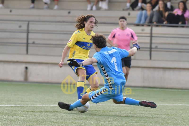 Fotos: El juvenil C de la UD supera al Longueras