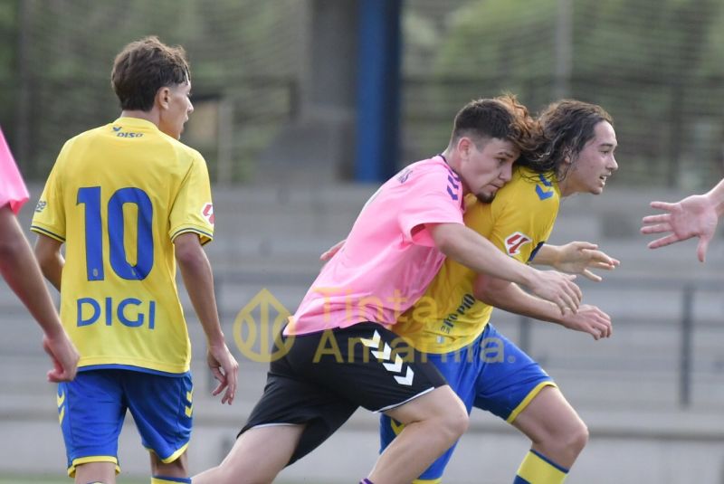 Fotos: El juvenil C de la UD supera al Longueras